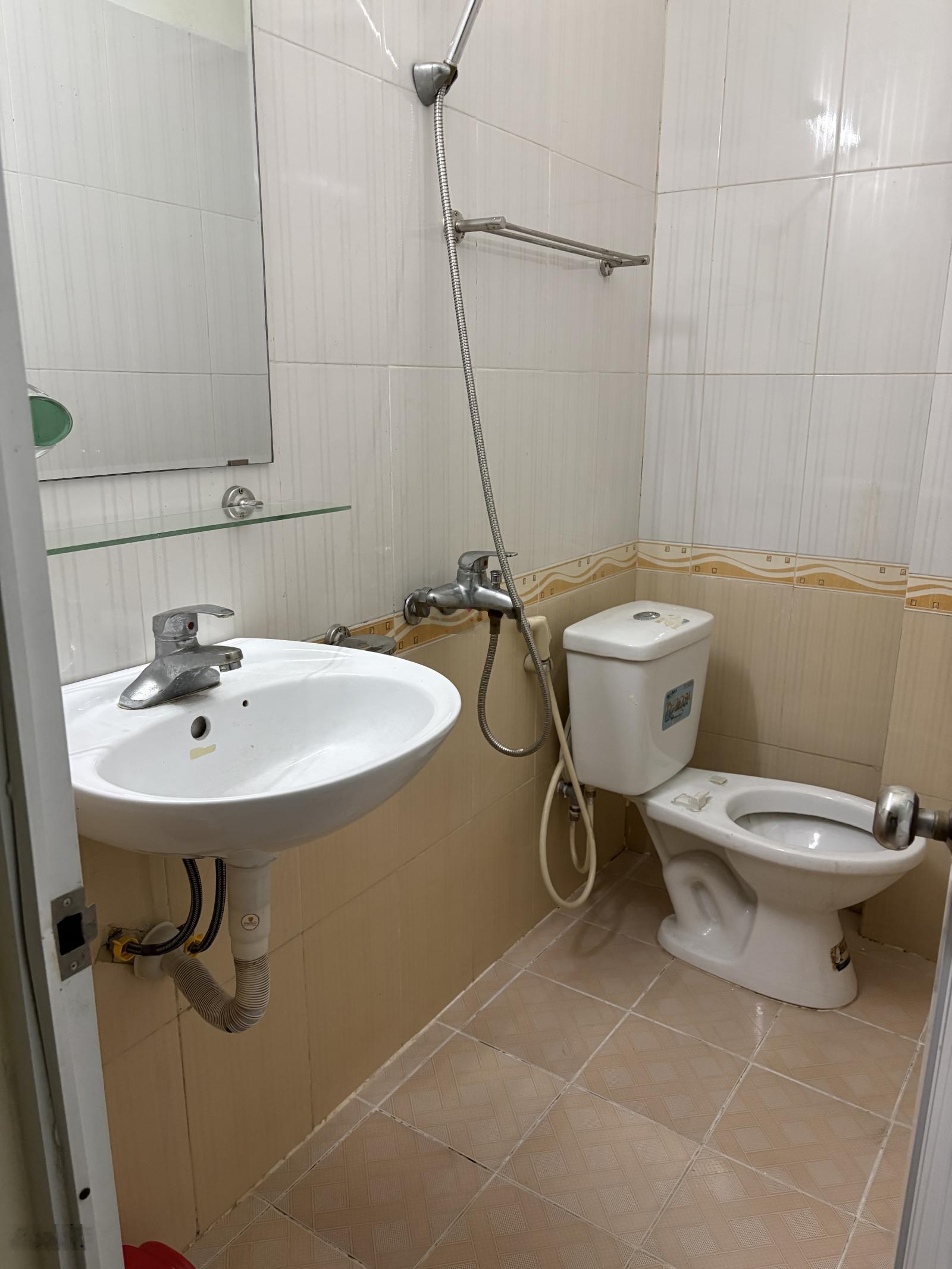 Thuê nhà riêng nguyên căn, 40m, 12M. Cách đường chính 10m (miễn trung gian)