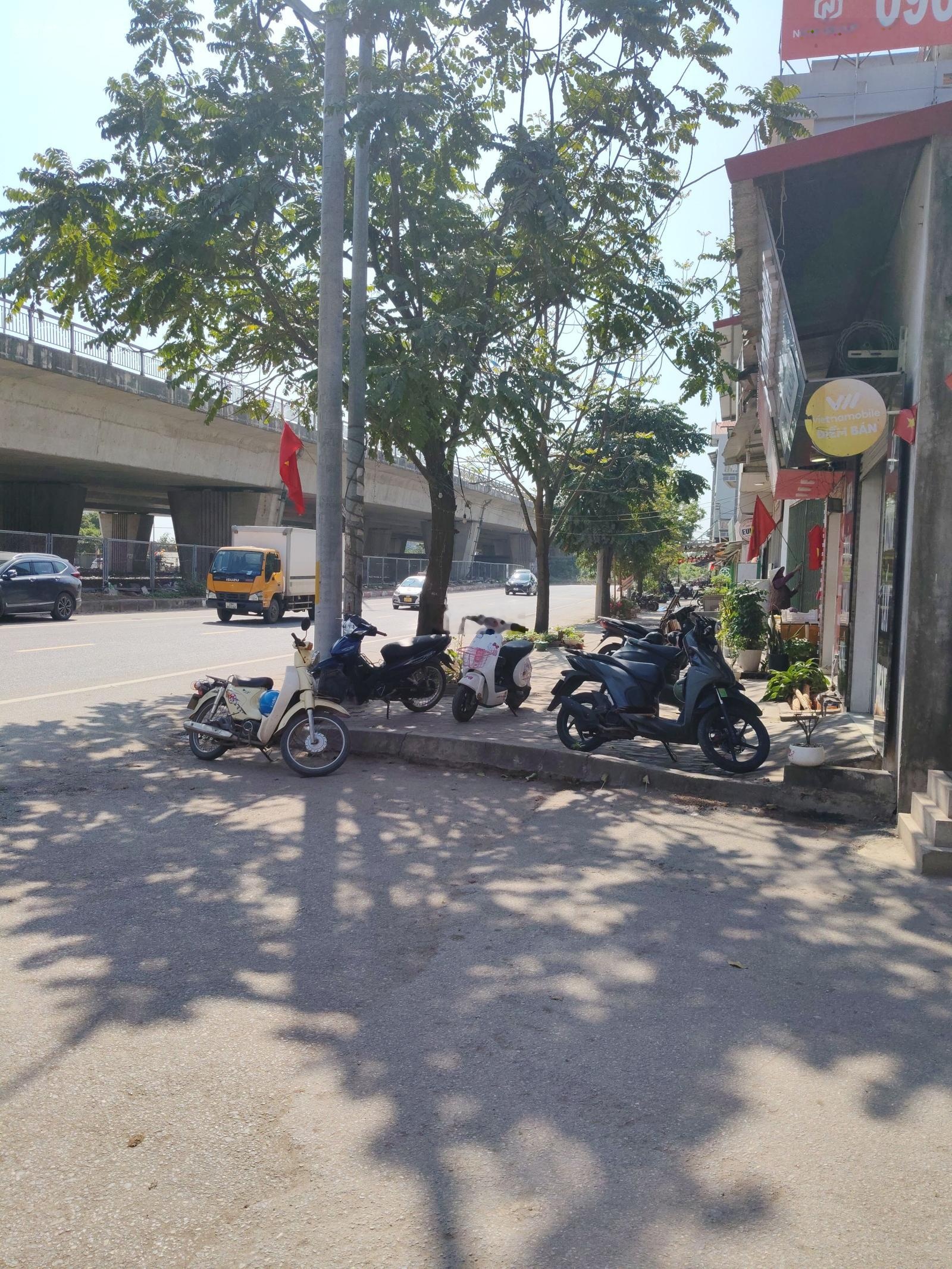Ô Tô Thông- Gần Đường lớn mặt kinh doanh sầm uất ngày đêm. Ngay chân cầu Đông Trù.
