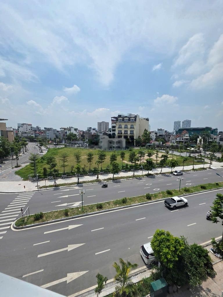 Lô góc mặt phố nguyễn gia bồng ngọc thuỵ long biên 5 tầng thang máy kinh doanh 1x tỏi