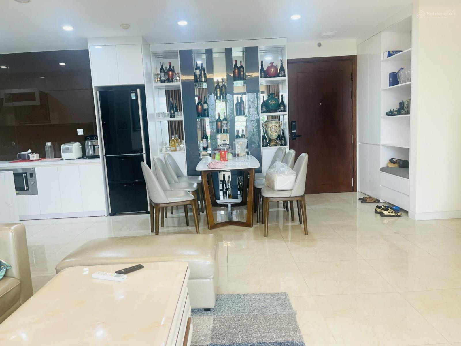 Đặc Biệt Bán căn số 12 Tòa C6, D'Capitale , 3 phòng ngủ, đầy đủ nội thất, ban công đông nam