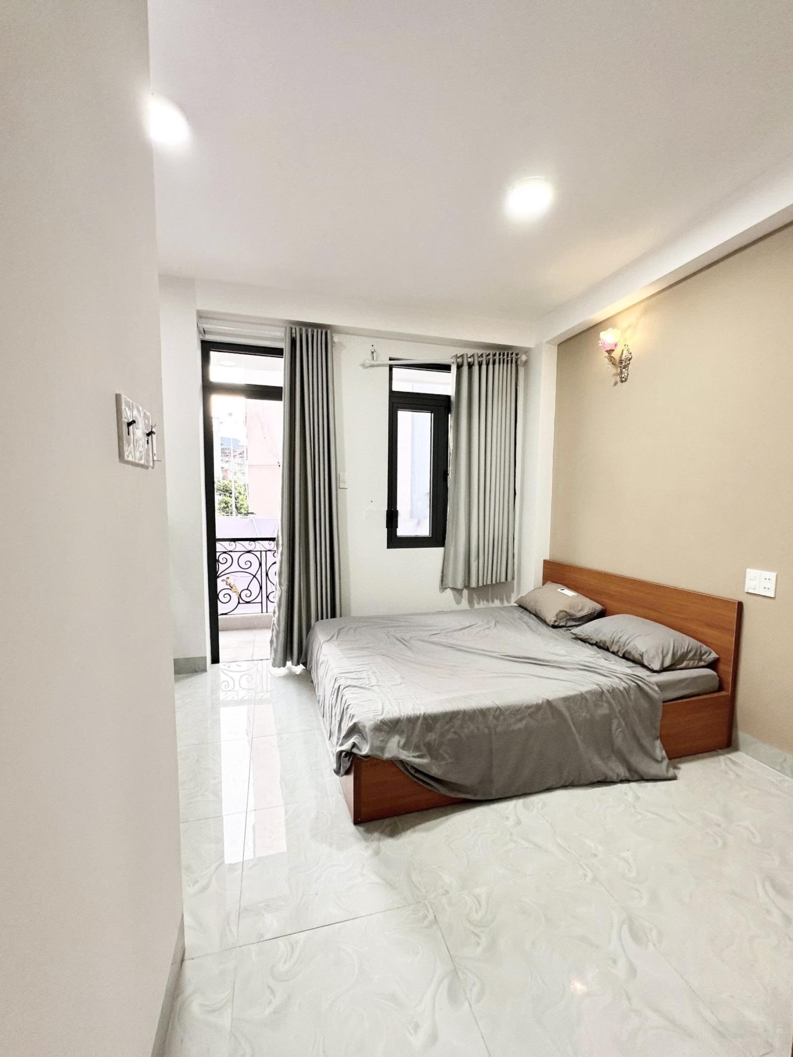 Phòng 30m2 có ban công full nội thất nhà thang máy ngay Hoàng Hoa Thám gần VLU, ngã tư Hàng Xanh