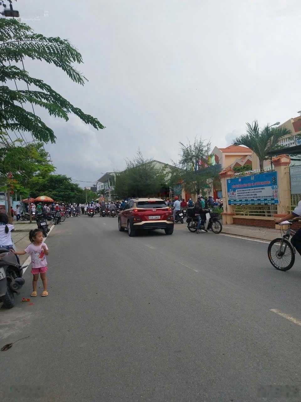 Hailongreal: Đất 35tr/m2, DT: 7,5x26.5m, 198m2, đường 12m, đường Lê Văn Lương rẽ vào Lê Thị Tám