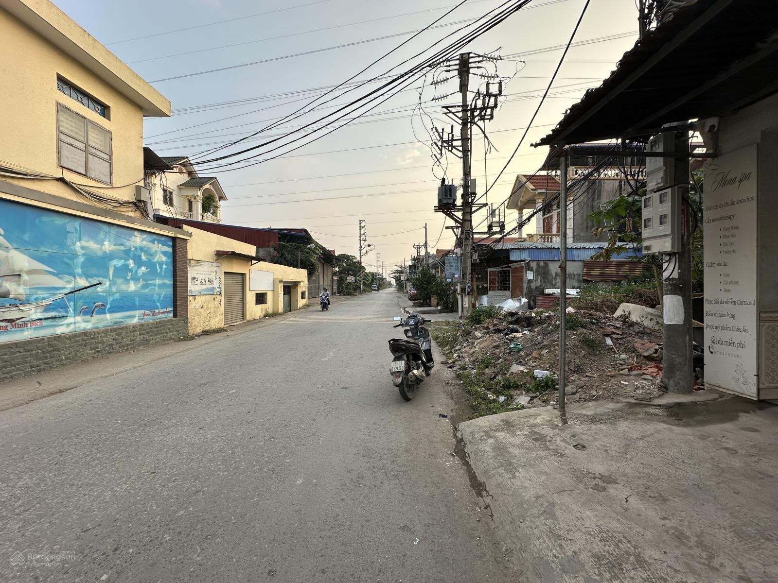 Đất mặt đường Ngũ Lão, đối diện cổng trường Nam Triệu