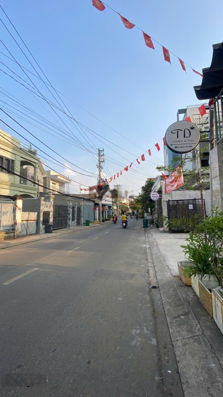 Bán đất tặng nhà cấp 4, 276 m2 (Ngang 9 mét), sô hồng, mặt tiền đường 42, bán 20 tỷ thương lượng