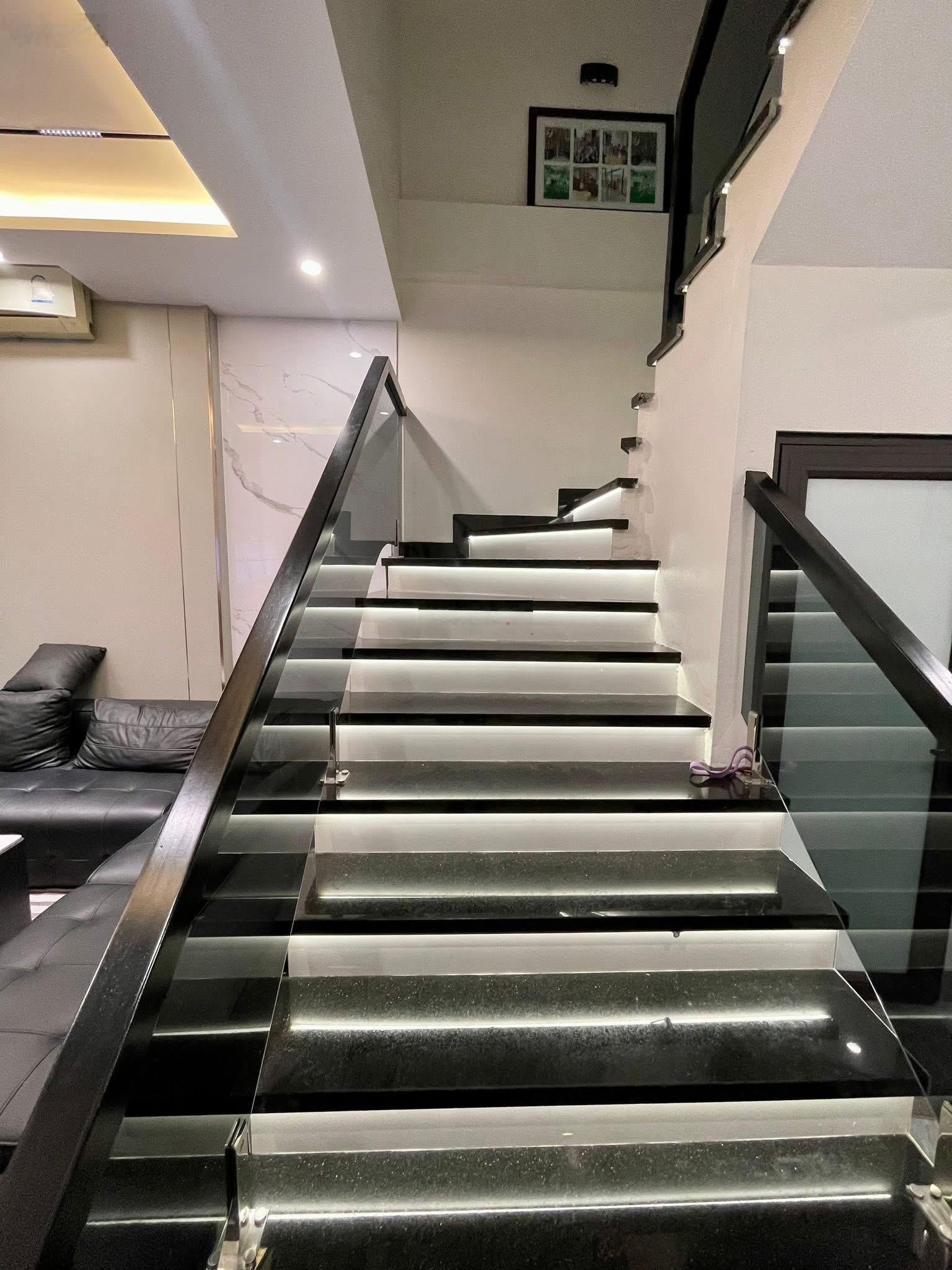 Quá rẻ! Phố Pháo Đài Láng,ngõ thông ba gác tránh xe máy,sát phố, oto đỗ gần, nhà dân xây đẹp 42m 5T