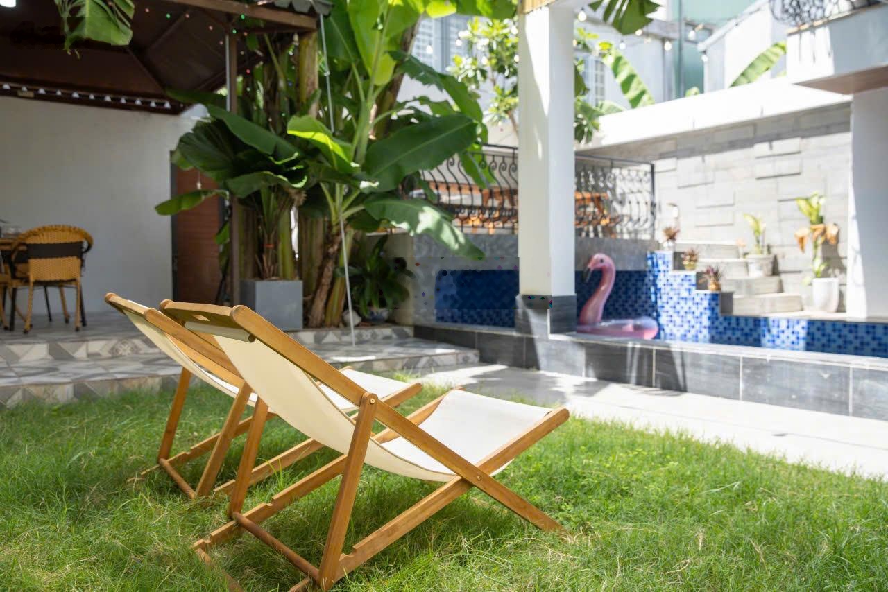 CHO THUÊ NHÀ HOÀ XUÂN CÓ SÂN VƯỜN, HỒ BƠI Diện tích: 200m² Thiết kế: 4 phòng ngủ Có sân vườn rộng