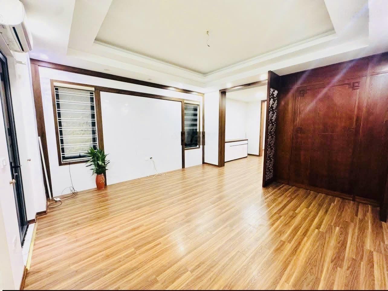 Hiếm chính chủ bán nhà Hoàng Cầu phân lô 70m2 5 tầng lô góc vỉa hè 2m, 6 phòng ngủ, giá: 30 tỷ