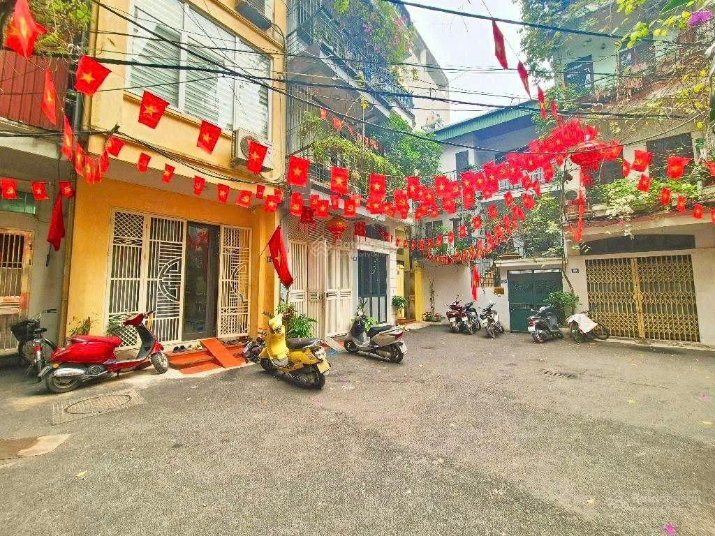 Một căn nhà nhỏ xinh ở Hoàng Hoa Thám, diện tích gần 30m 4 tầng gọn gàng