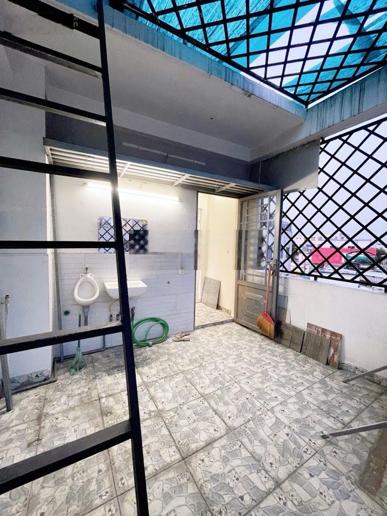Bình thạnh-bán gấp nhà 4 tầng phan văn trị - sát bên mặt tiền - 5pn-sân xe - sân thượng-chỉ hơn 6t