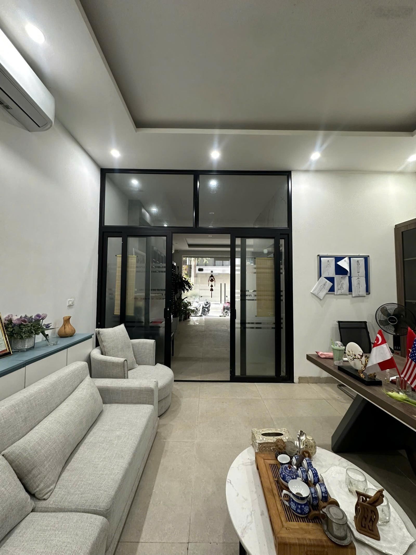 Cho thuê tòa nhà VP Ngã Tư Vạn Phúc .Tố Hữu .Hà Đông. DT100m2*6Tầng. có Thang máy,ĐH