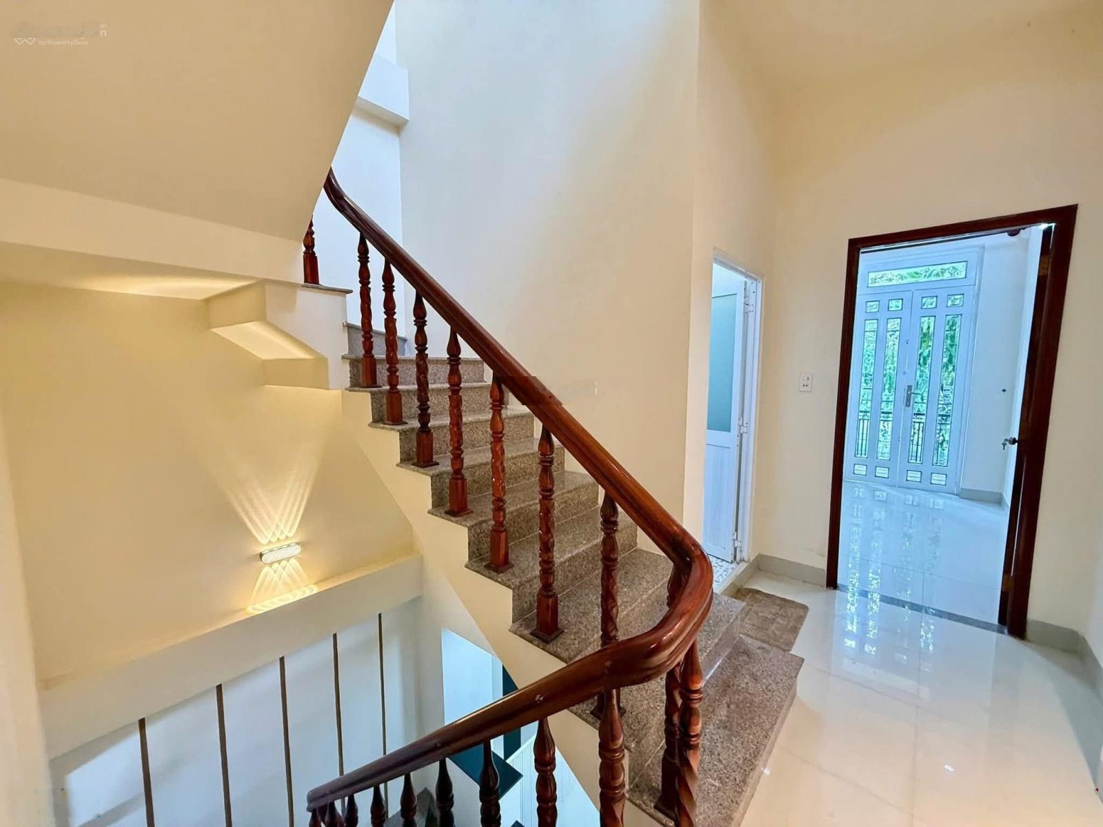 Bán nhà Lâm Văn Bền cạnh trường Nguyễn Hữu Thọ ngang 4.2m dài 10m nhà 3 tầng 3 phòng chỉ 4.5 tỷ