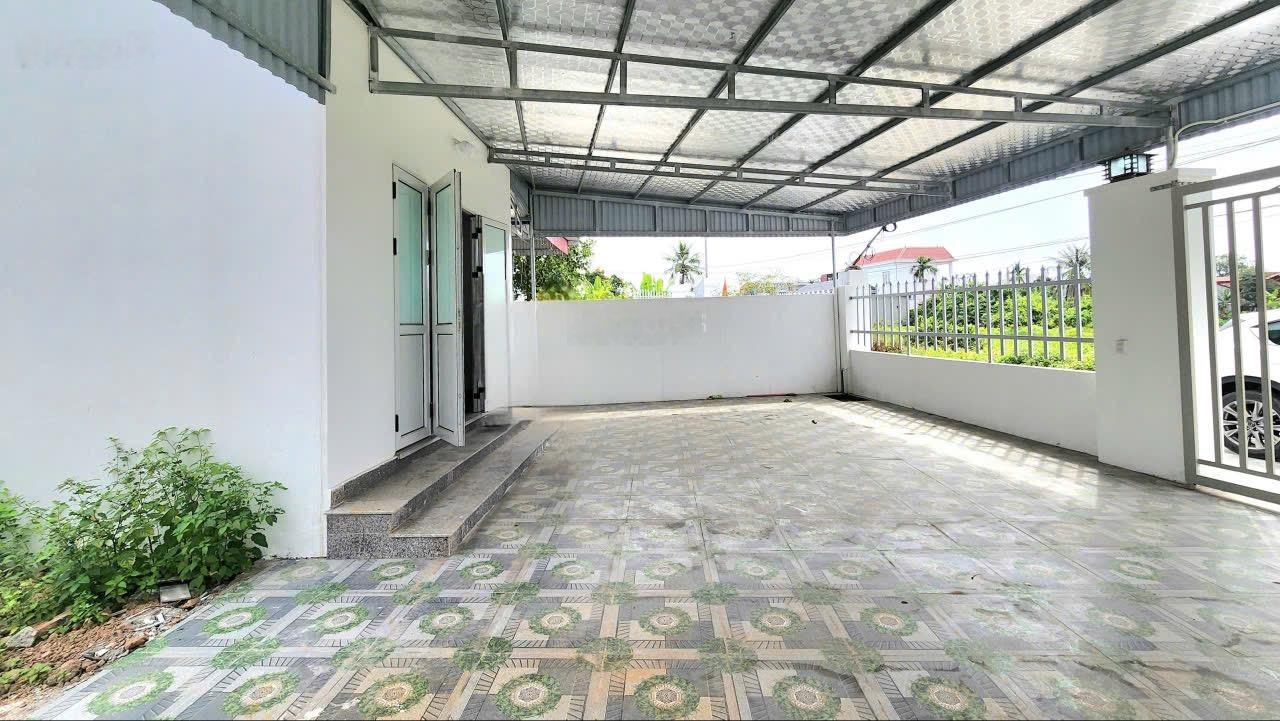 - Mua Đất tặng nhà Vườn : Lô đất đẹp tặng nhà 2 ngủ , mặt đường nhựa , sân vườn , ngay trục chính g