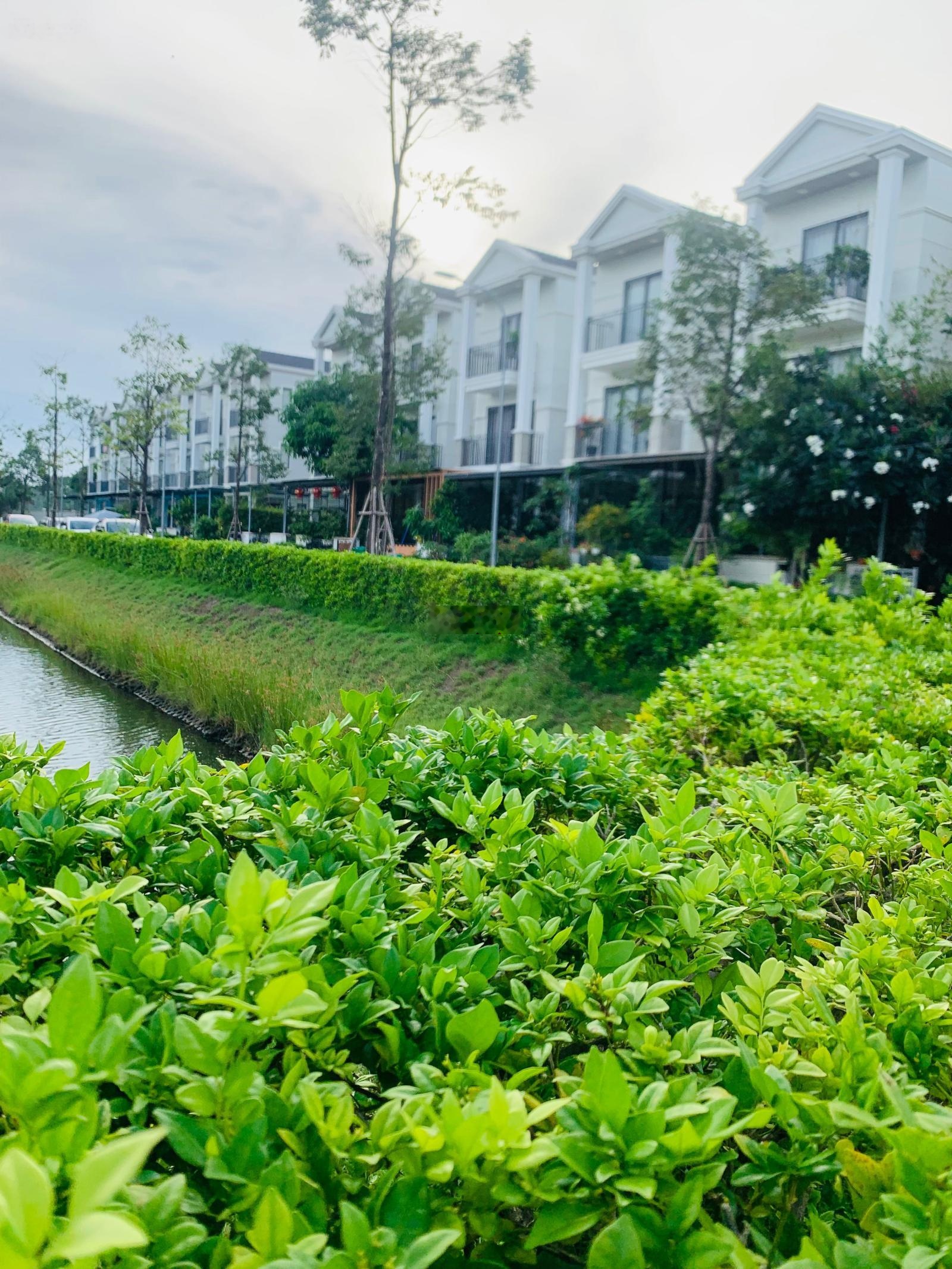 Bán biệt thự Nine South Estate Nam Sài Gòn. Full nội thất giá 16.5 tỷ. LH 0911199399