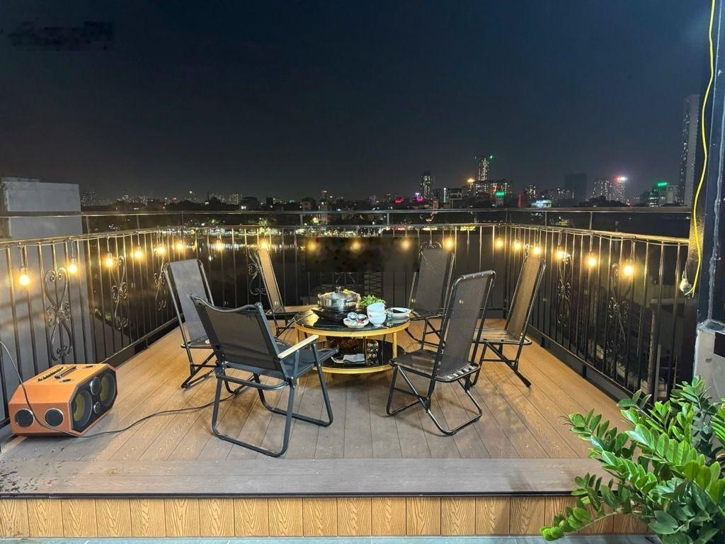 Giảm luôn cả tỷ - nhà 6 tầng thang máy - nội thất cực xịn - view hồ Linh Đàm