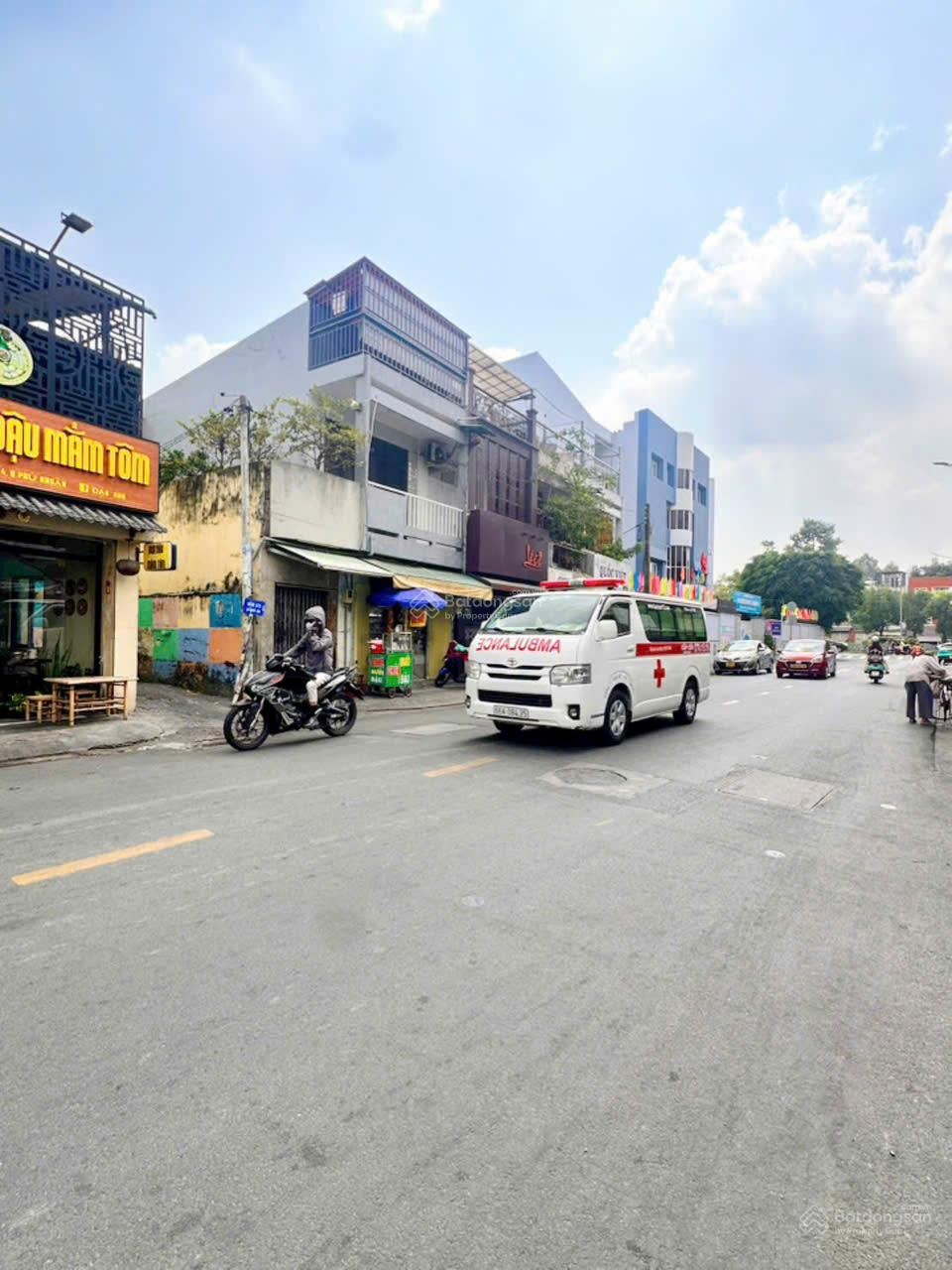 Bán nhà mặt phố tại Đặng Văn Ngữ, 18,2 tỷ, 97,6m2