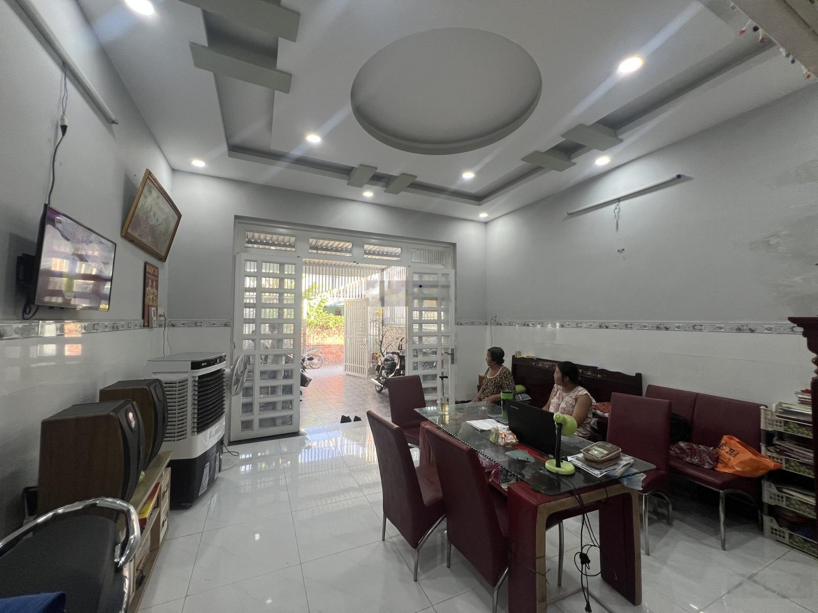 GĐ cần bán sớm căn nhà 125m2 - 2.5 tỷ - oto vào nhà - Q9 - đường Lã Xuân Oai - Q9