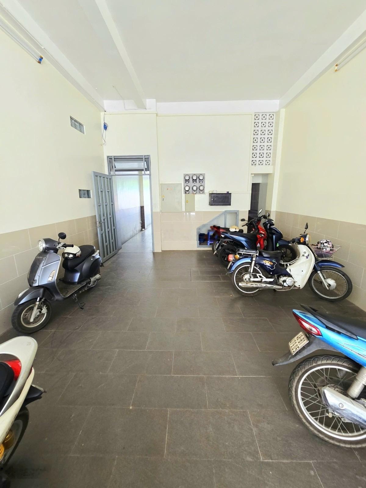 Cực phẩm, Đông Tăng Long, 5 tầng BTCT, 182m2 (5x36,4)m, chỉ 12,9 tỷ, chủ gấp bán, sổ đẹp hoàn công