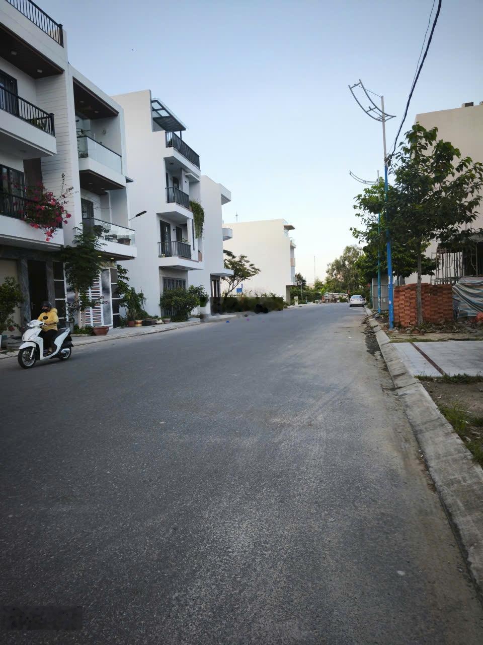 Cần bán nhà VCN Phước Long, Nha Trang 75m2 DTXD: 238,7m Giá: 8,1tỷ Đường 16m. Gần đường vành đai 2