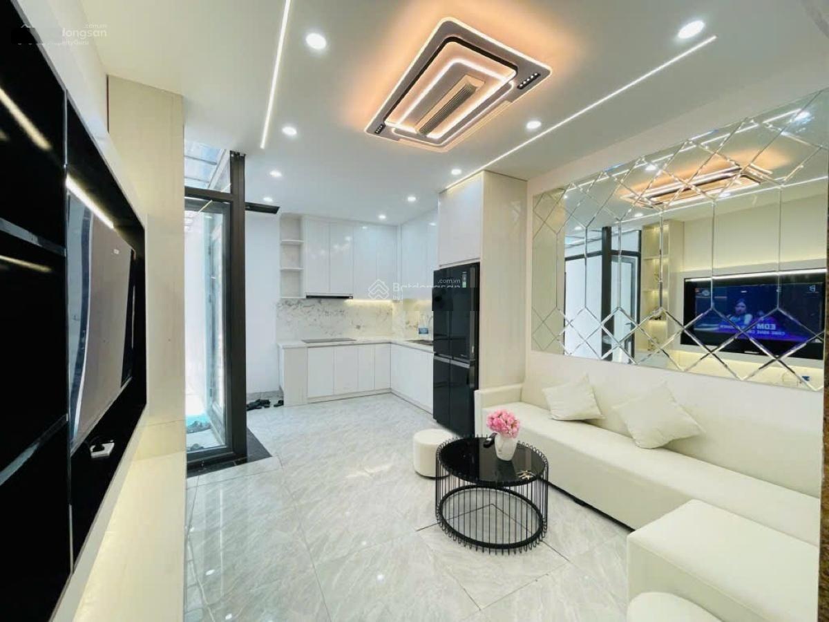 Oto đỗ cửa, thang máy vi vu, ngõ thông vòng quanh. DT 38m2 x 6t. MT 3,7m. Chào giá 8,7 tỷ CTL