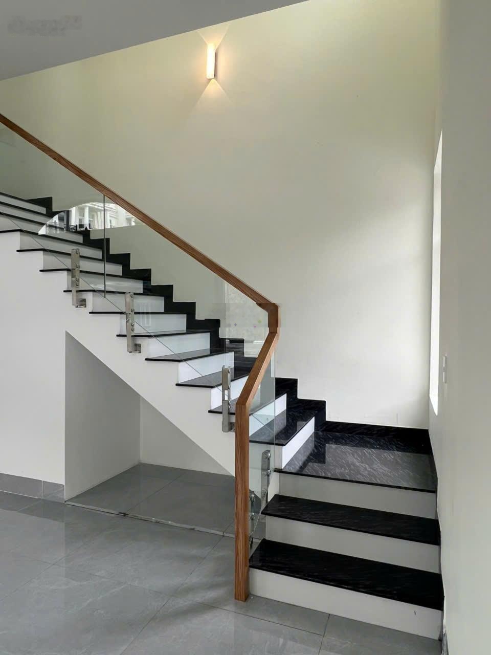 Bán căn góc 1T2L 6x15m hoàn công, đường N1 KDC Icon Central p. Tân Đông Hiệp, đang thuê 20tr/th