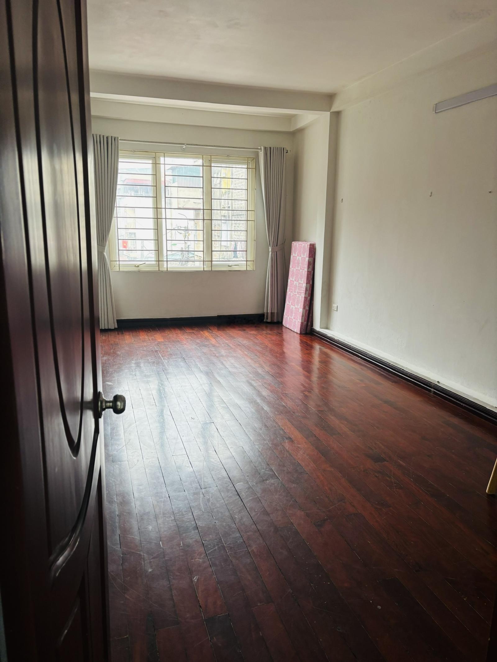 Cho thuê gấp nhà riêng 60m2, 5PN, 4WC tại ngõ 133 Nguyễn Trãi, 15 triệu VND