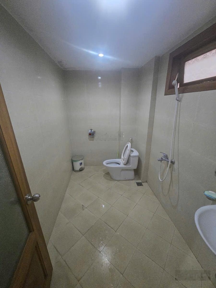 Nhà Võng Thị gần Hồ Tây giá tốt, đầu tư ngon, 104m2, 2 sổ, mỗi sổ mặt tiền 5m, nối đi riêng, nở hậu
