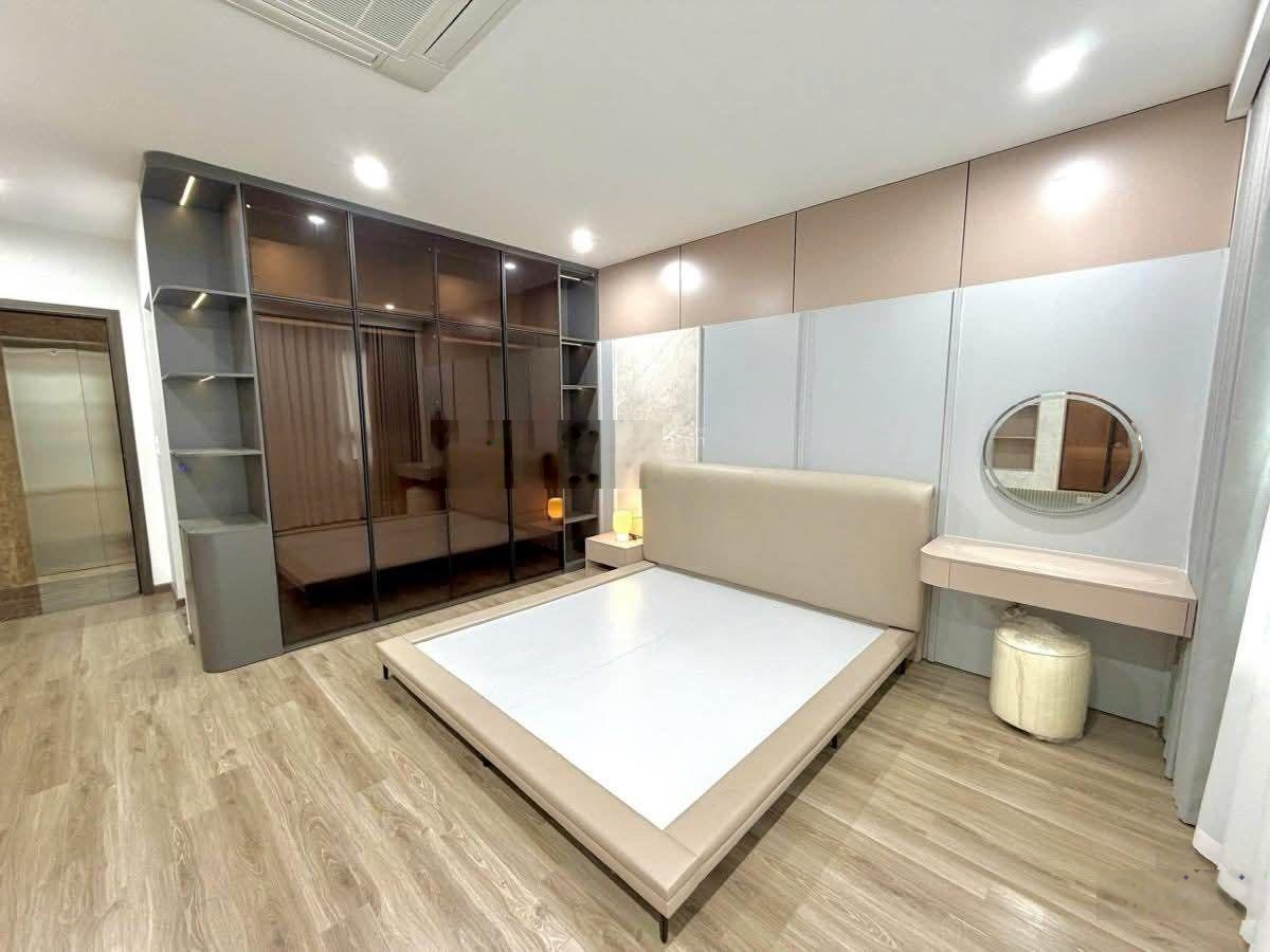 8.5 tỷ có nhà dân xây bồ đề, 36m_mt4.5m,gần cầu chương dương,phun nội thất