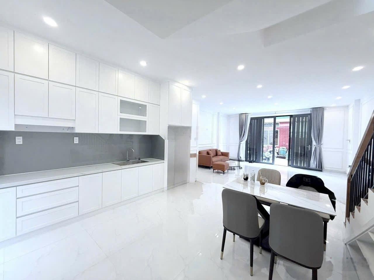 Bán nhà Lạc Long Quân 6x11m(66m2) 3 lầu sân thượng giảm 600tr còn 7,85 tỷ, giá tốt, gần chợ