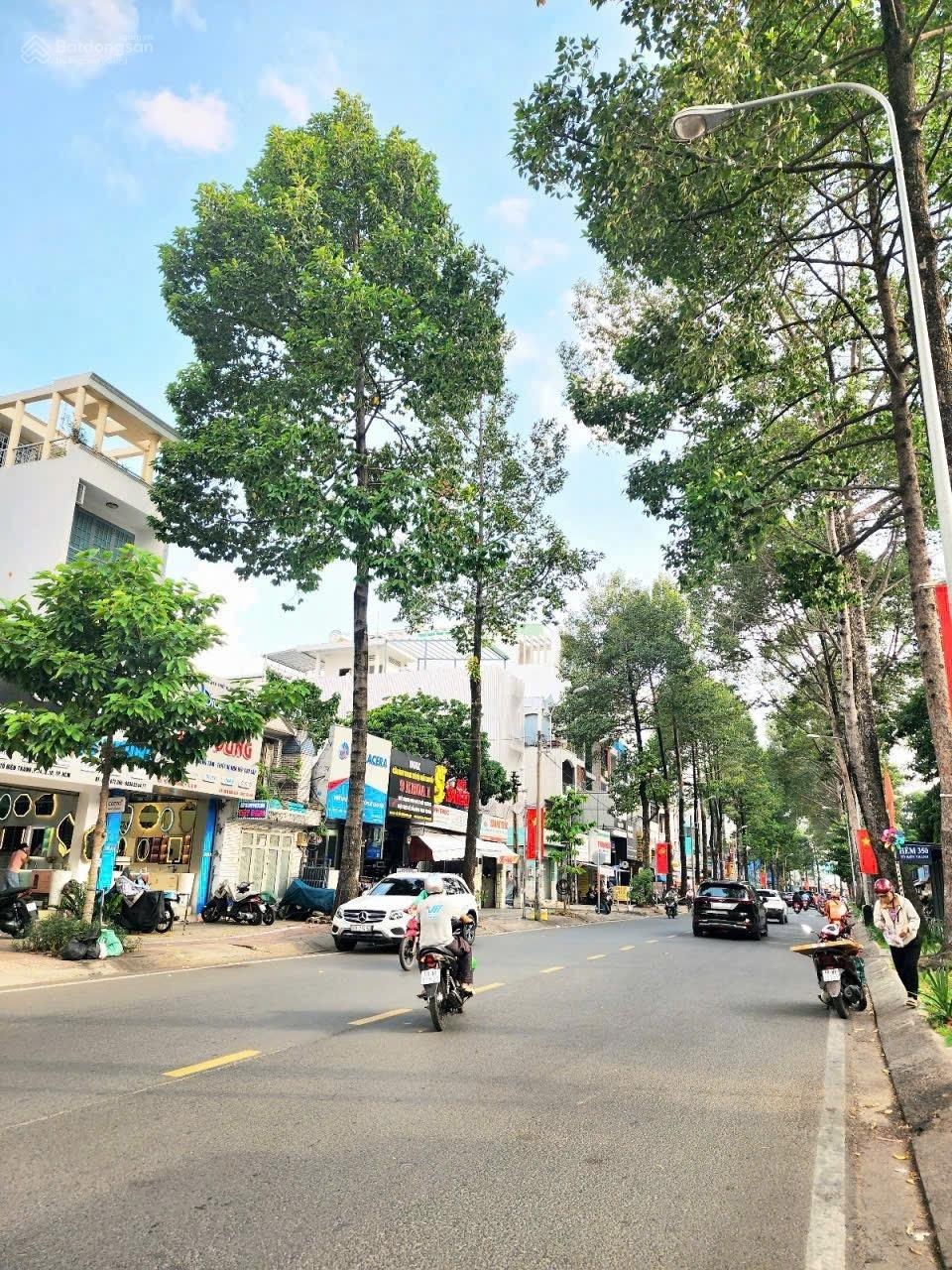 MT Tô Hiến Thành Q10 DT: 4x25m KC 4 tầng đối diện kingdom 101. Khu kinh doanh nội thất. Giá 31 tỷ
