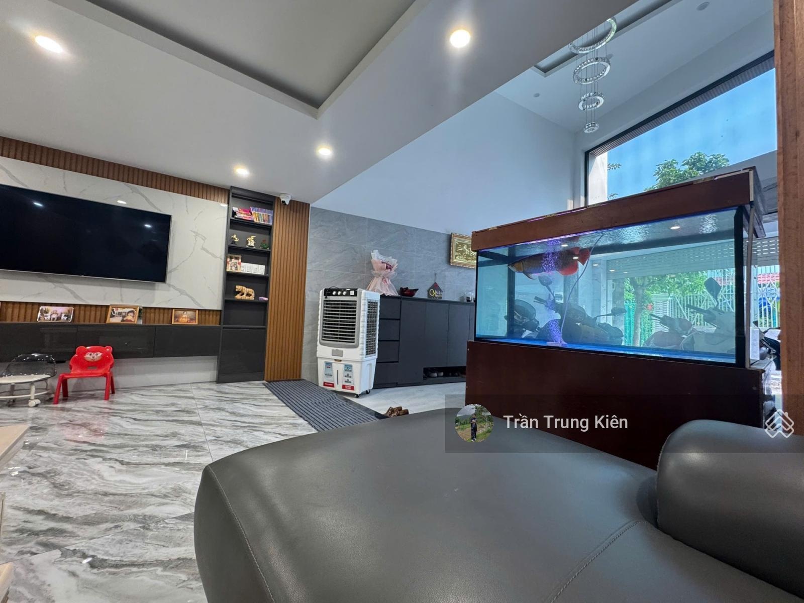 Nhà đẹp - giá tốt ở ngay đường 8m Lê Quang Định (4.5x20m) - 4 tầng cứng cáp, xe hơi đỗ trong nhà.