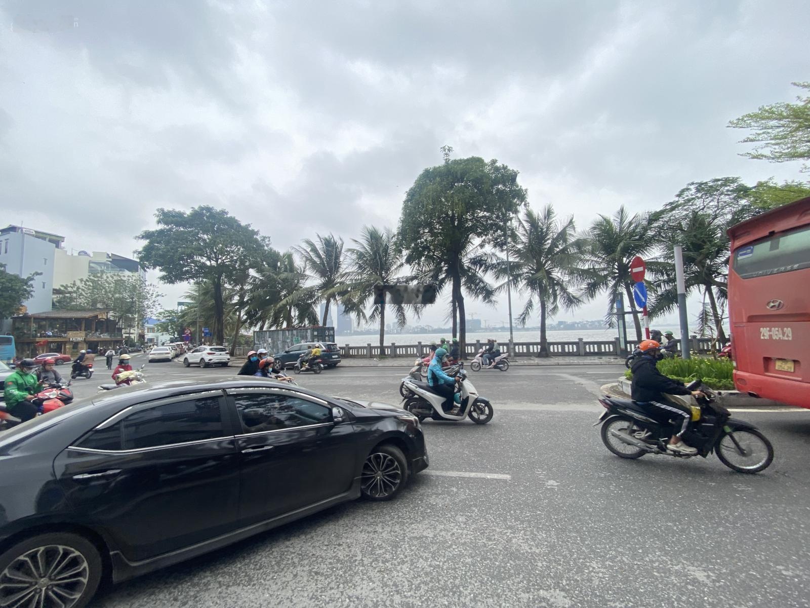 Cho thuê nhà mặt phố Lạc Long Quân,Diện tích 280m2, MT 9m, Giá thuê 55 triệu có thương lượng