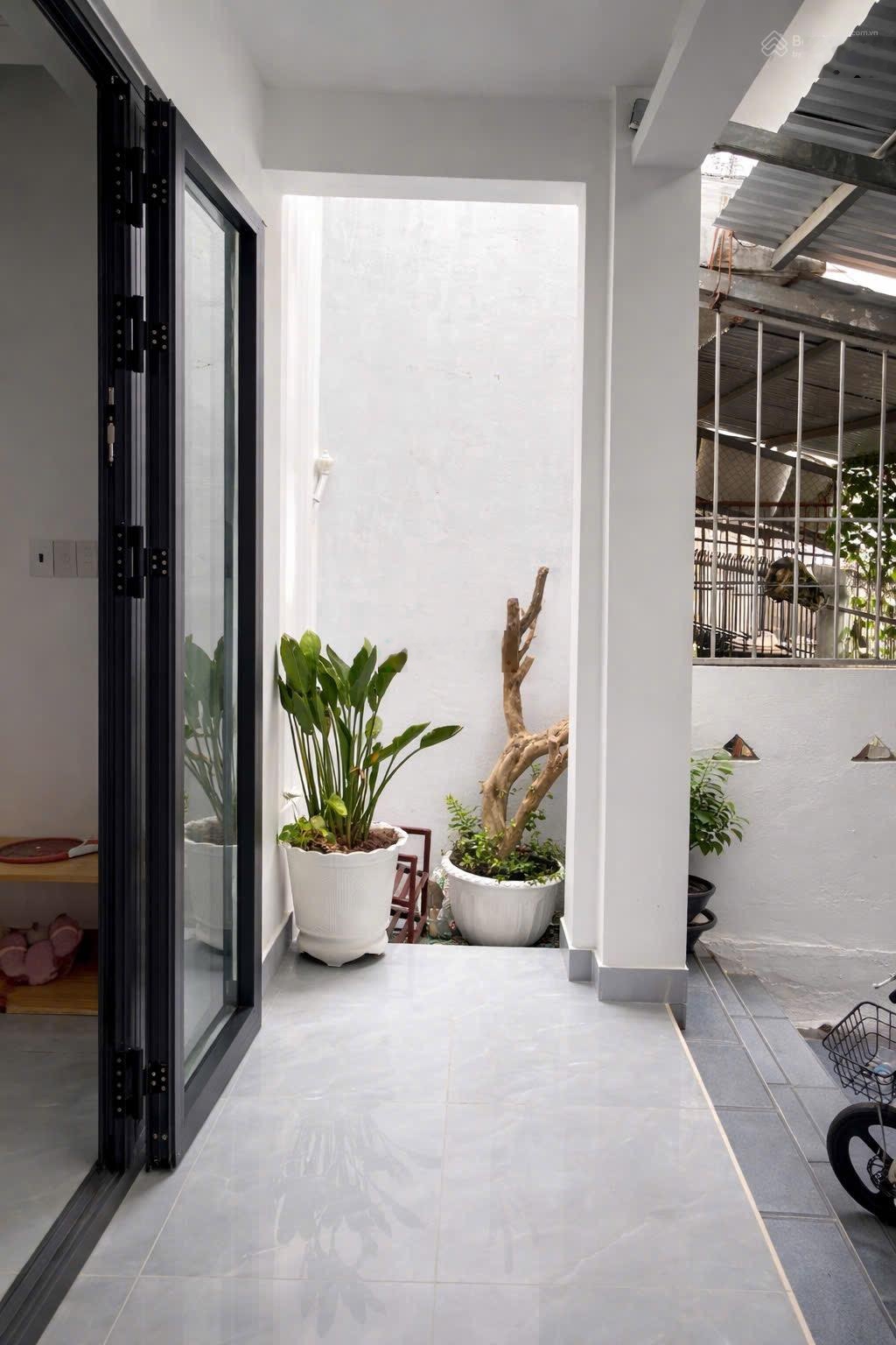 Nhà ngô đến - hẻm oto 6m. sổ hồng hoàn công, diện tích 75m2, thực tế 100m2, mặt tiền 5m.