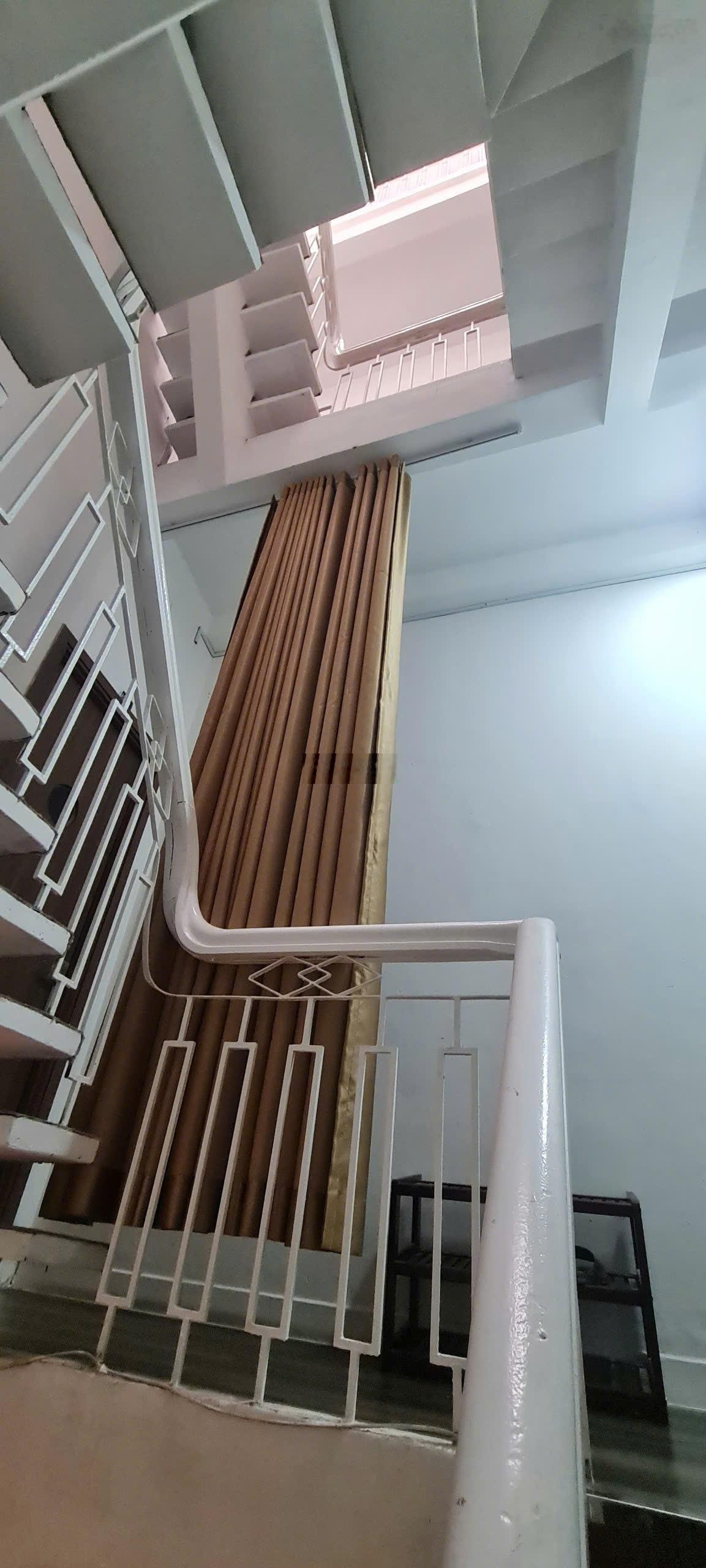 Xuất cảnh bán gấp - Bán nhà Lê Thánh Tôn 42.4m² 4 tầng - 15.5 tỷ