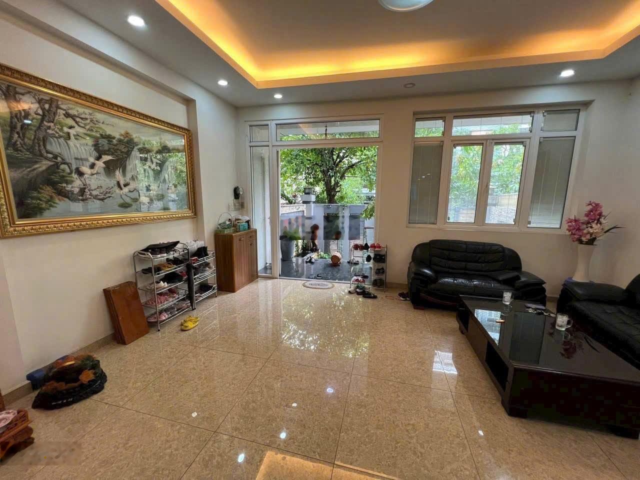 Chính chủ bán nhà mặt tiền ngay đường Phổ Quang, P. 2, Q. Tân Bình. DT: 10x20m, 3 tầng giá 29.9 tỷ