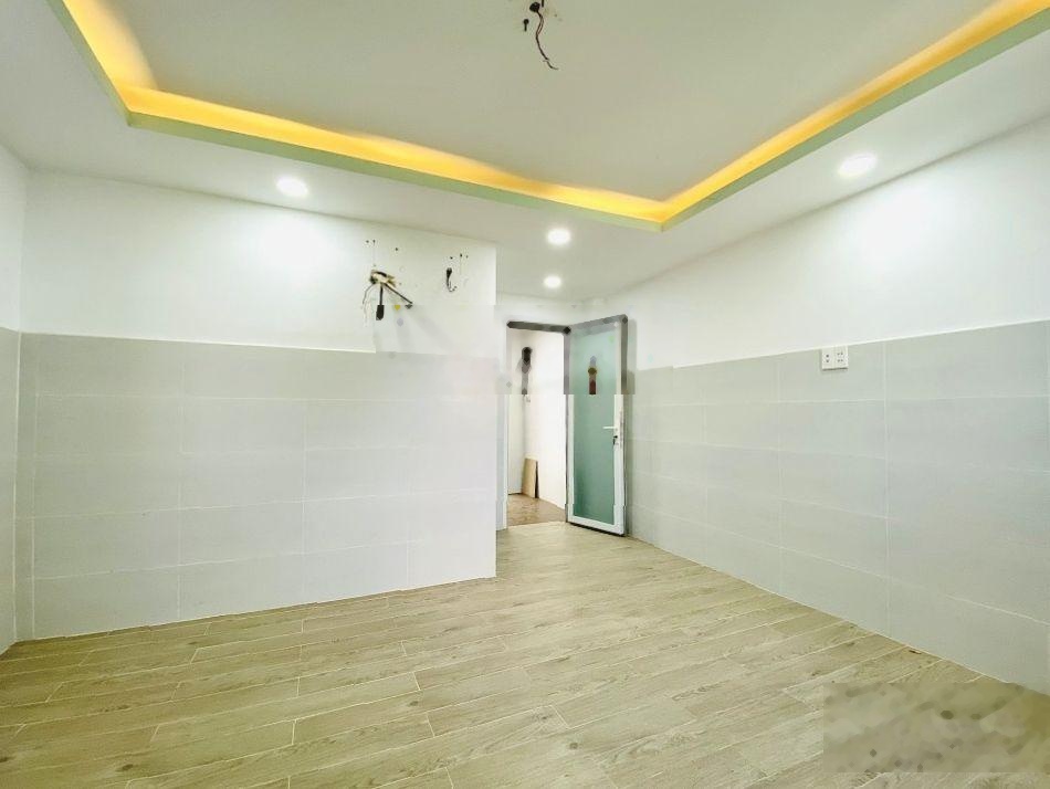 Nhà 3 tầng đúc kiên cố ngay chợ Thủ Đức, ô tô ngủ nhà chỉ 6,4 tỷ