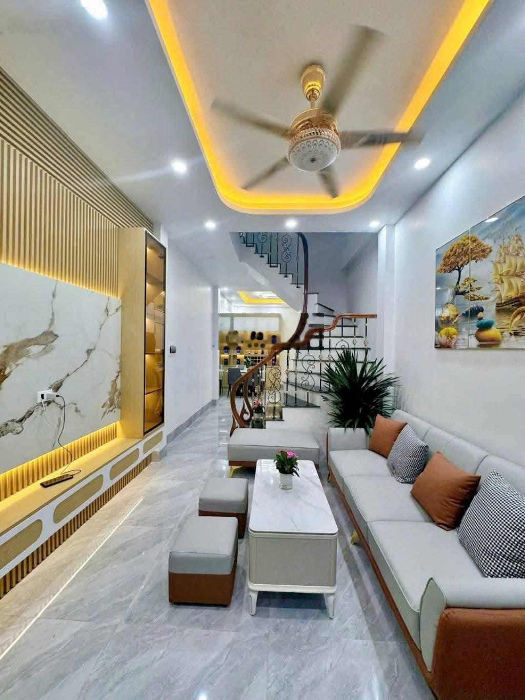 Gara ô tô trong nhà DT 50m² GIÁ 16.8 tỷ 5 tầng MT 6.9. Cách hồ điều hòa 10m Ngõ rông 7m. TT Ba Đình