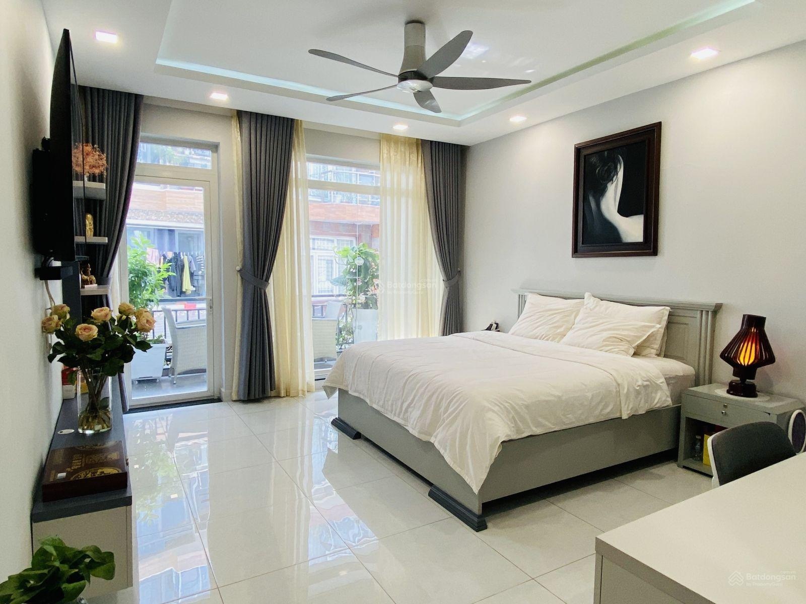 Nhà đẹp - giá tốt ở ngay đường 8m Nguyễn Văn Đậu (4x17m) - 5 tầng cứng cáp, xe hơi đỗ trong nhà.