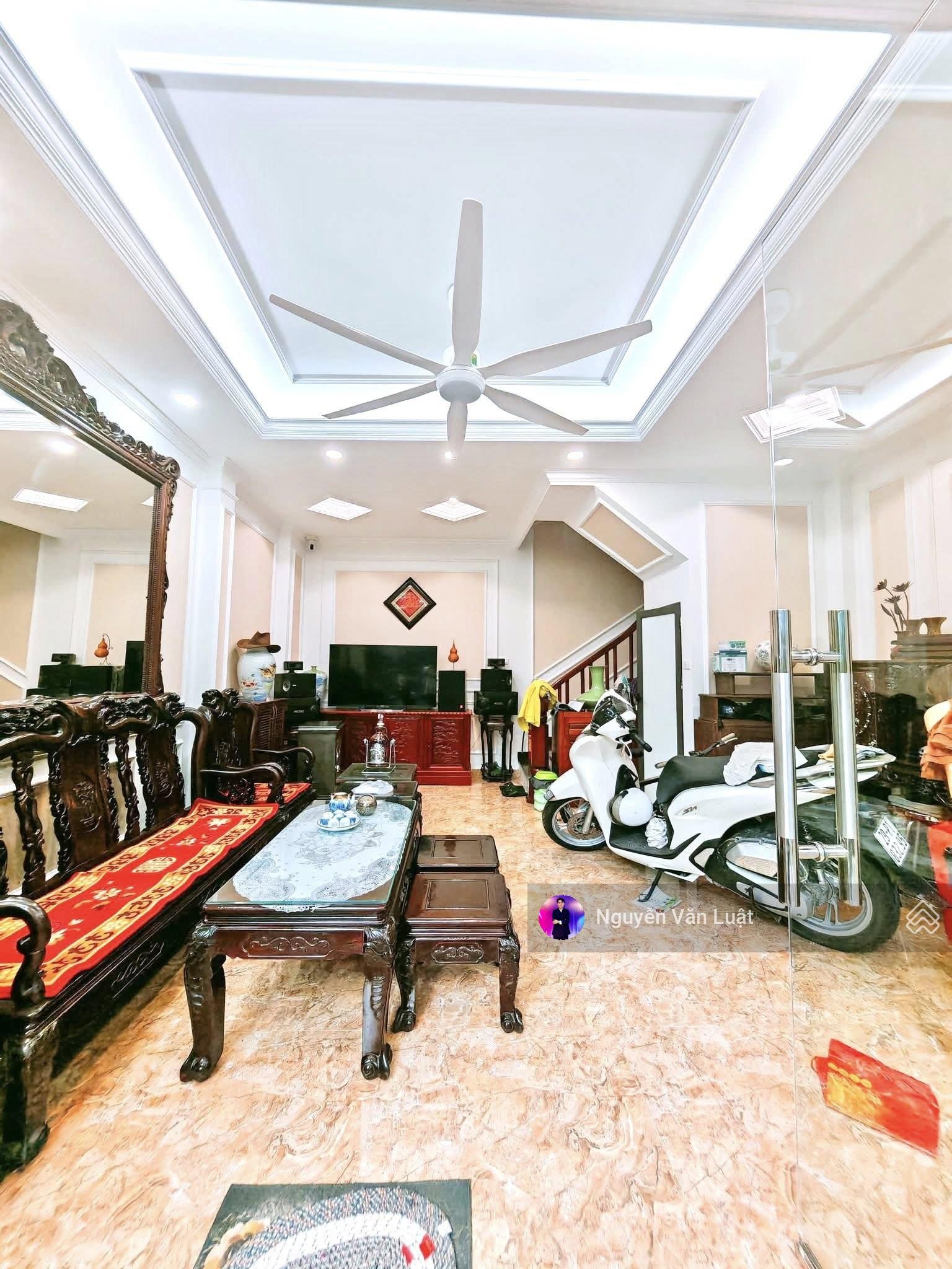 Bán Nhà Đội Cấn 40m2 x 5 Tầng , Lô Góc Cách 20m Ra Phố Trước Nhà Thoáng 3m5 Ngõ Thông