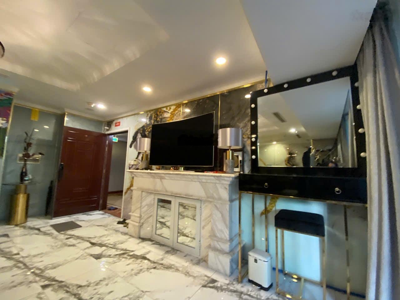 Cho thuê 1 căn sân vườn duy nhất ngay Vinhomes Đồng Khởi - Vincom Center, Quận 1