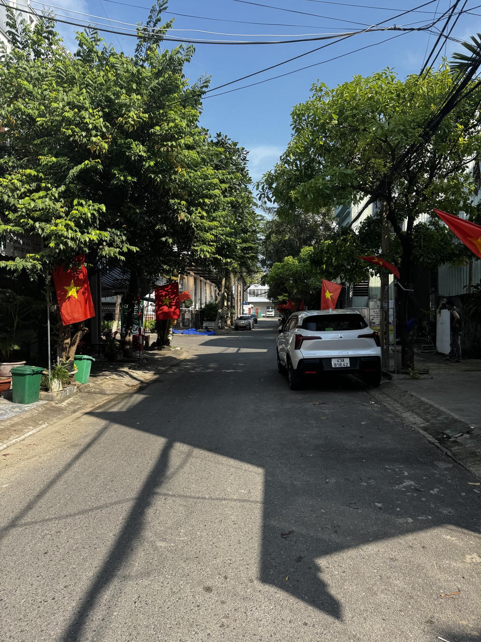 Chính chủ cần bán gấp lô đất, vuông vức đẹp đường dương bích liên - sát biển nguyễn tất thành.
