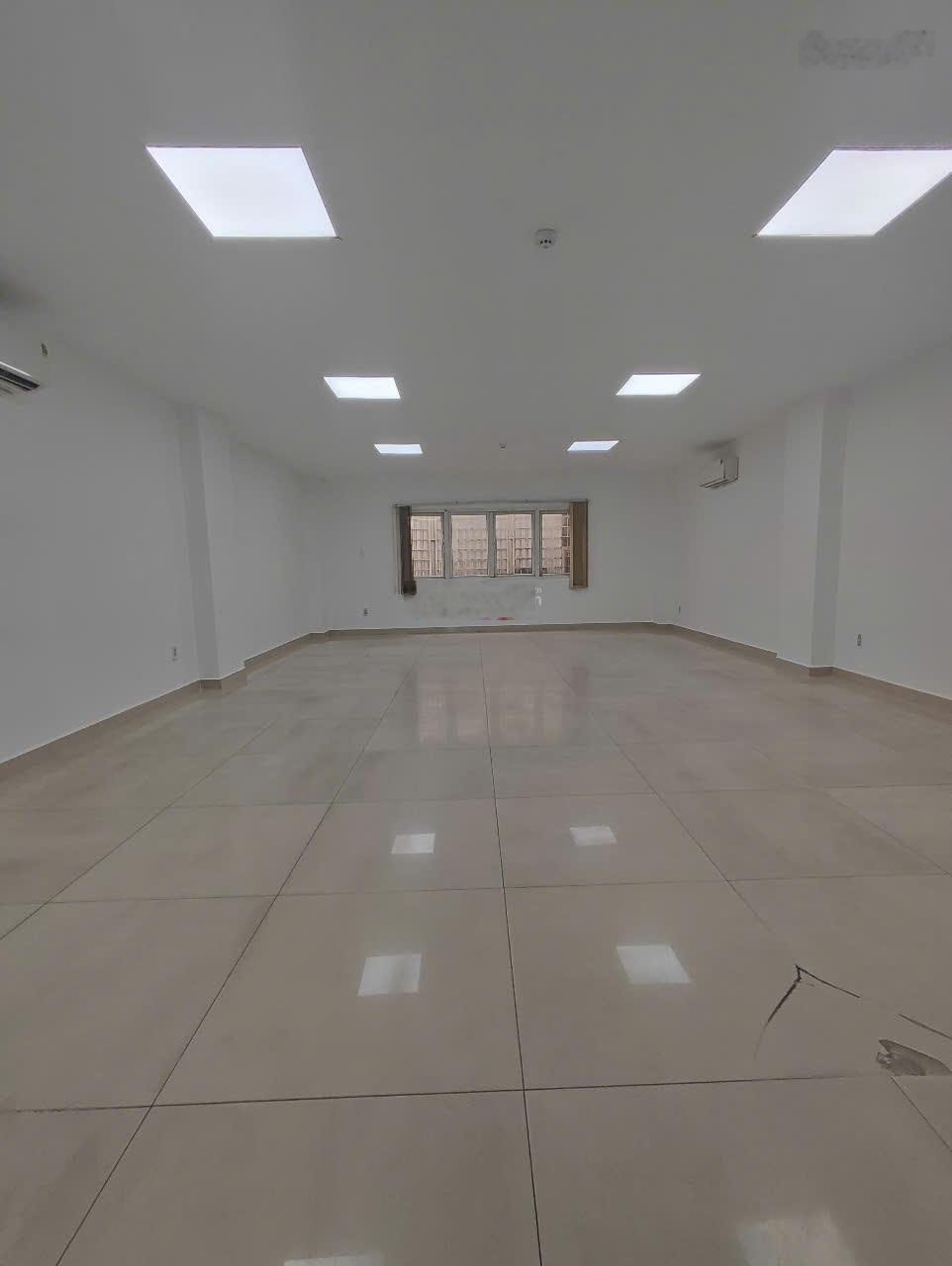 Văn phòng giá siêu tốt mặt tiền huỳnh văn bánh , diện tích 65m2