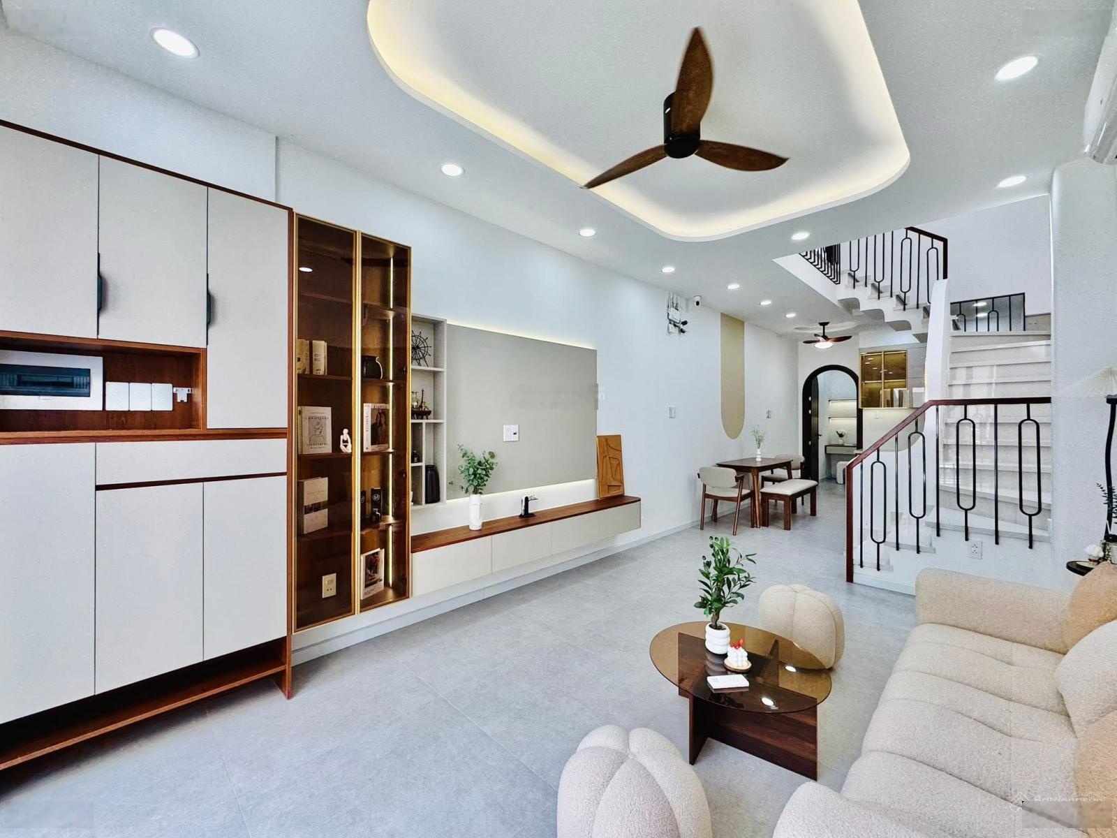 Sở hữu nhà vị trí vàng đường Cách Mạng Tháng 8, Quận 3/ DT 51m2, shr chính chủ