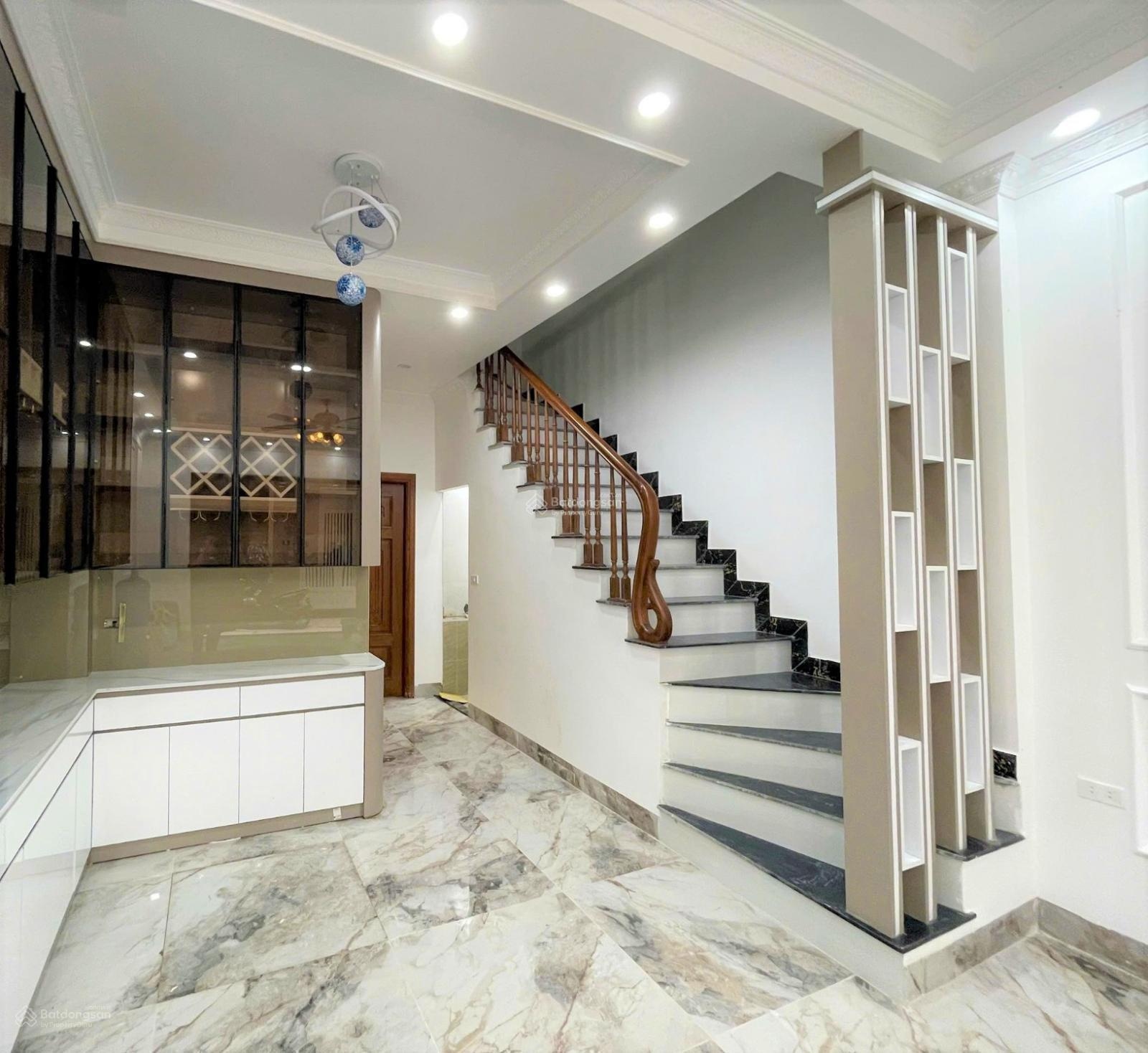 Bán nhà mới xây 5 tầng Thang máy phố Văn Cao Ba Đình 56m 19,5 tỷ