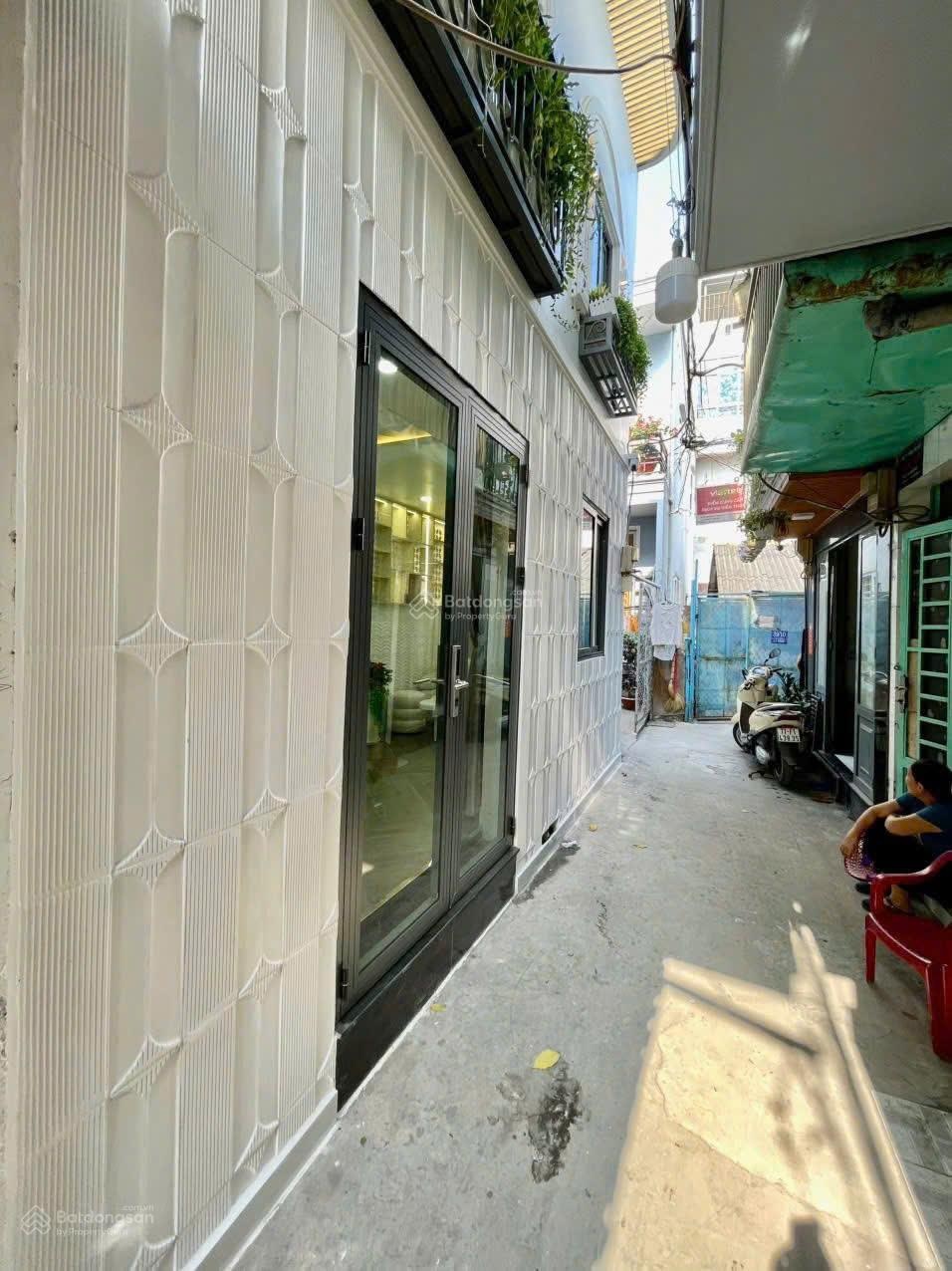 Bán nhà hẻm Lưu Trọng Tư DT 33m2 cách đường xe tải 20m2, có hỗ trợ vay