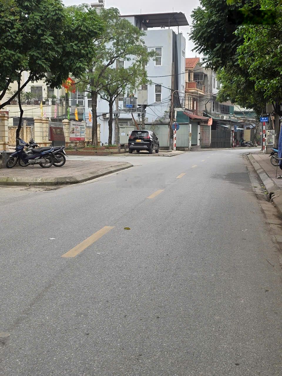 Bán 47m2 đất mặt phố Hoa Lâm - Việt Hưng, mặt tiền rộng 4.5m, đường to 15.5m, Kinh doanh tốt