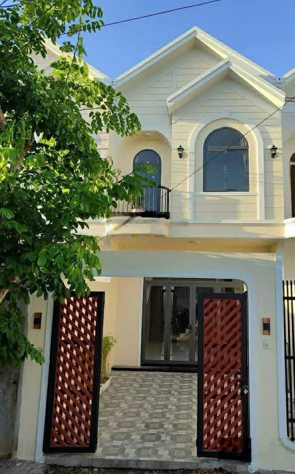 Bán nhà mặt phố tại khu đô thị mới Hoàng Phát, 2,05 tỷ, 100m2, siêu hot