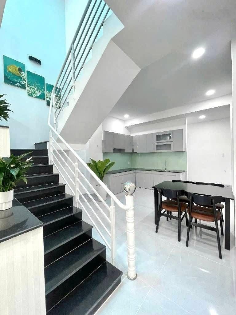 Mặt tiền chợ 2 tầng dt 100m2 mở cửa là có khách, đường 147, Phước Long B, nhỉnh 11 tỉ thương lượng