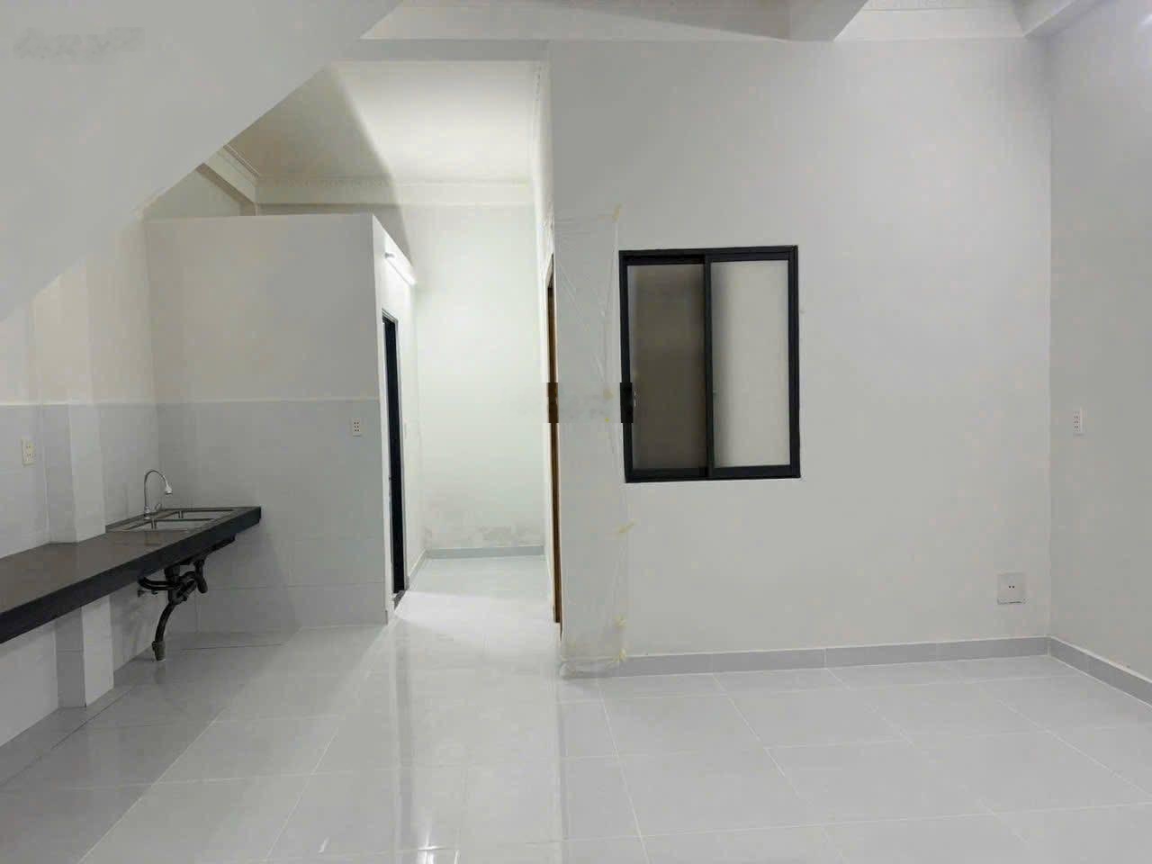 Ngộp Giảm Ngay 400Tr Nhà Mặt Tiền 2 Tầng Ngay VinCom Lê Văn Việt - 93M2 Ngang 5,7M - Oto Trong Nhà