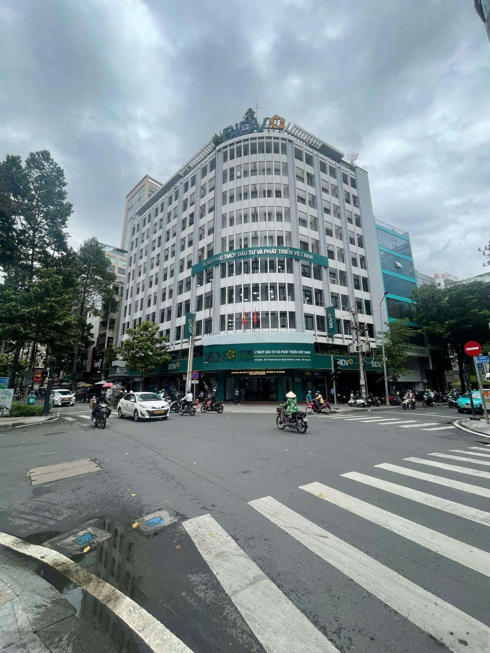 Hàng kín ! Bán gấp mặt tiền ngay Hậu Giang DT: 5x25m. NH: 5.4m. 2 tầng tiện xây mới. Giá 21.5 tỷ