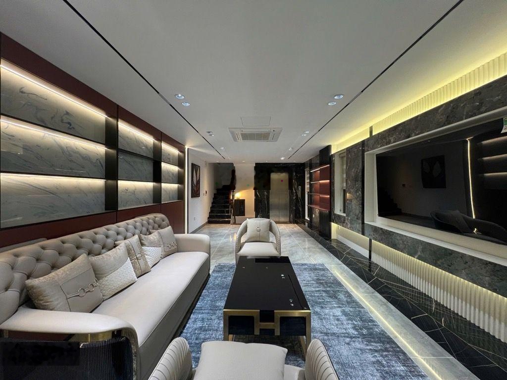 Hàng víp nguyễn văn cừ - gia thuỵ - lô góc 3 thoáng - ô tô tránh -thang máy - nội thất xịn xò